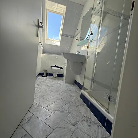 - Zwischen Den Wassern - Ostsee Und Bodden オストゼーバート・ディアーハーゲン